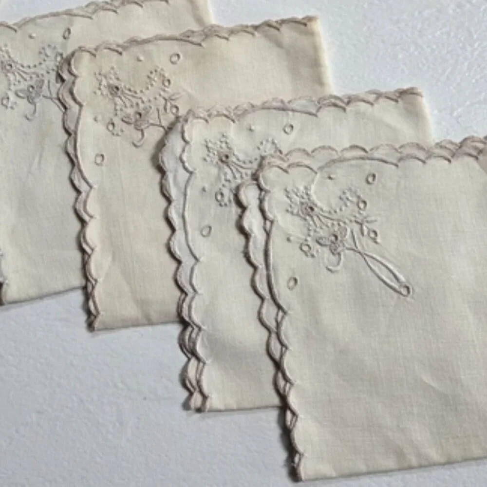 Elegant Off-White Broderie Anglaise Embroidered Baskets Napkin Set (4 napkins)